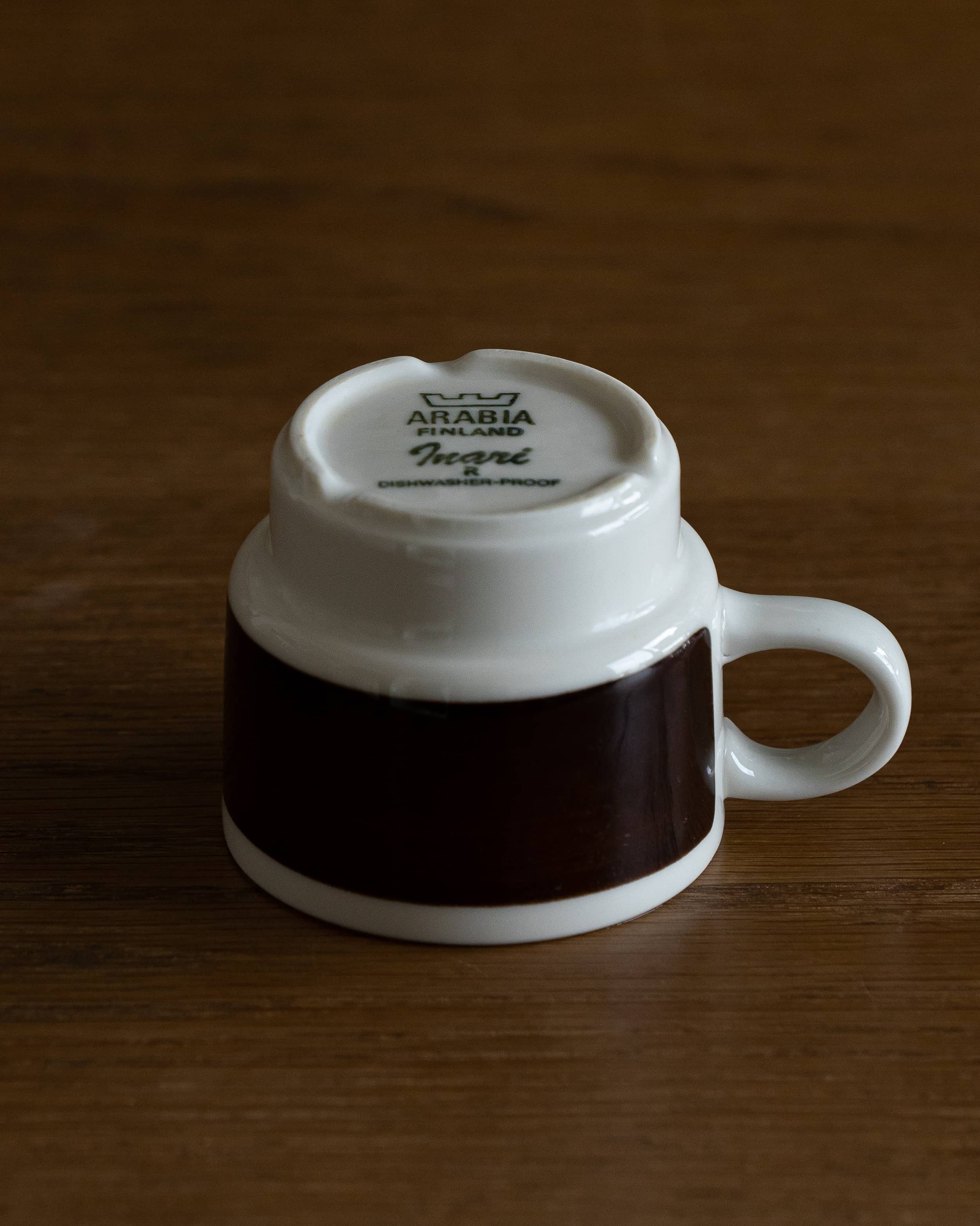 北欧の名窯から紐解く、コーヒーカップのバックスタンプ