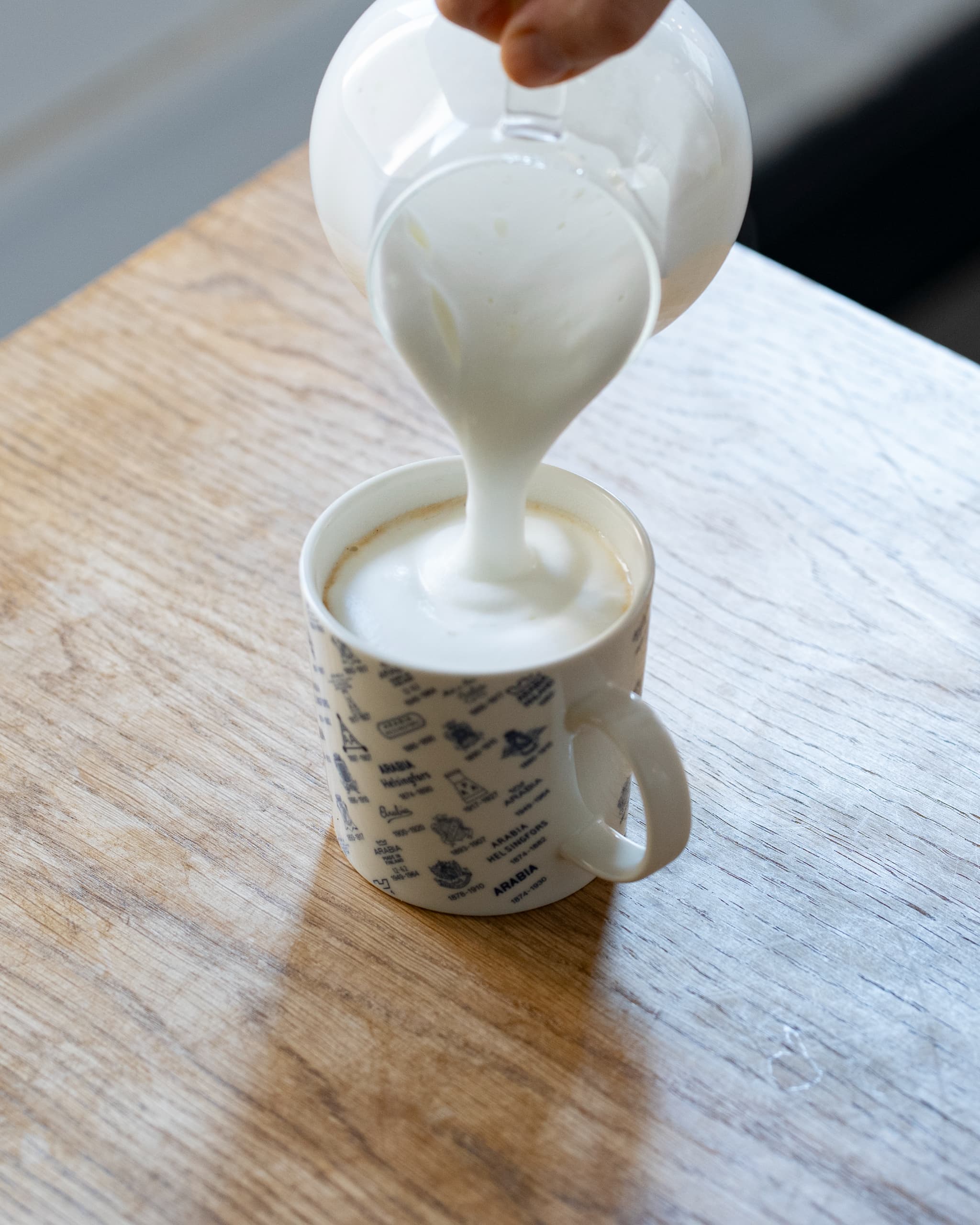 マキネッタコーヒーとミルクフォーム。キャプション：濃厚なコーヒーにミルクフォームをのせて、贅沢なカフェ気分を。