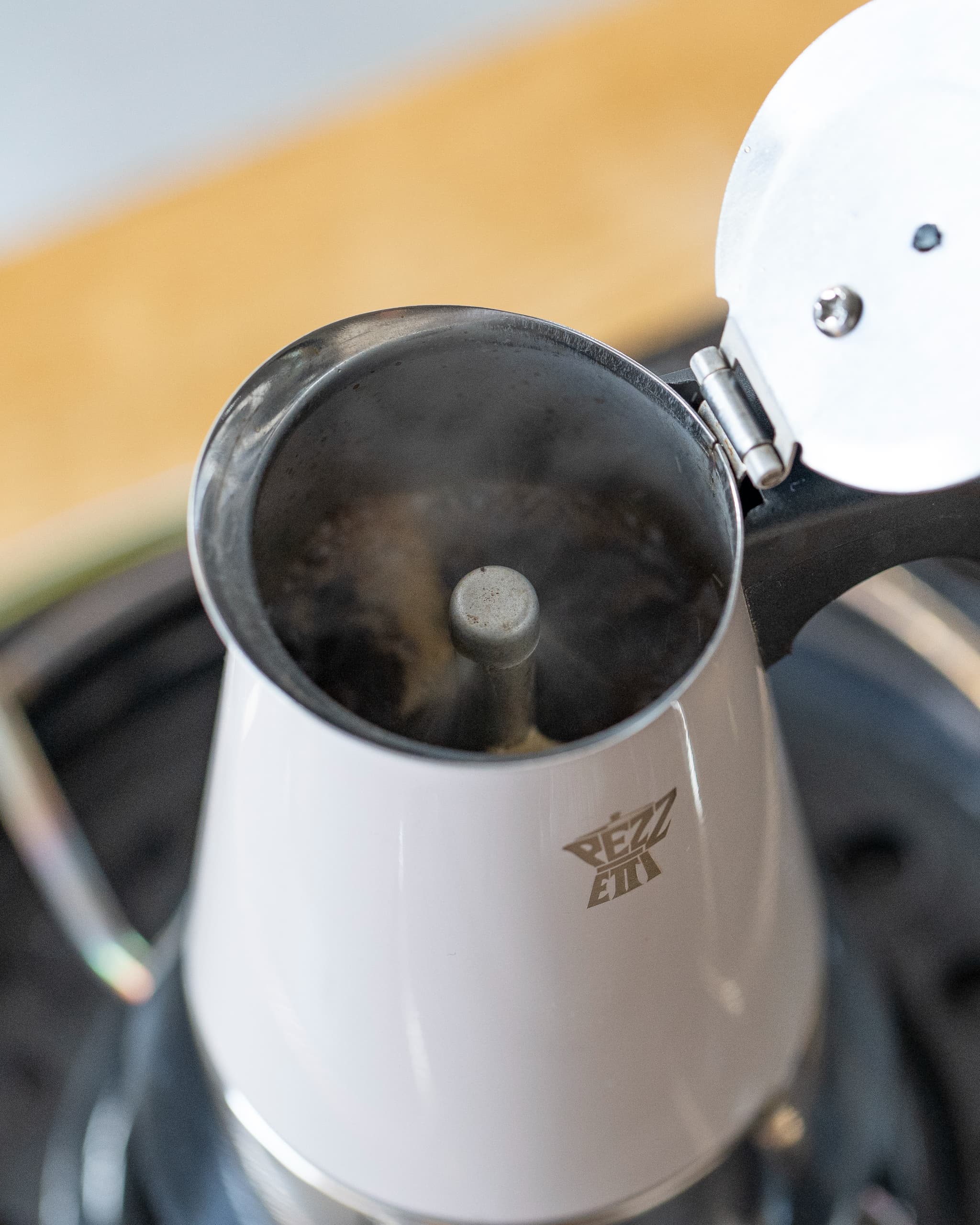 直火にかけてコーヒーを抽出中のマキネッタ