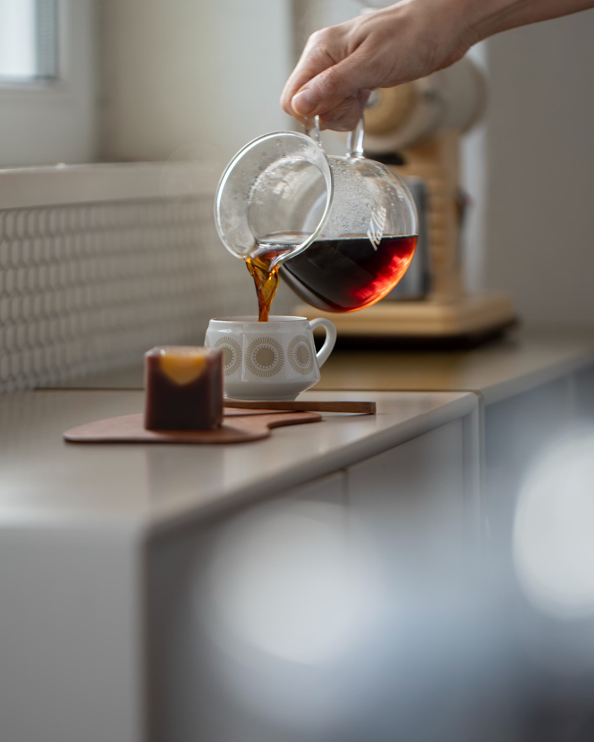 coffee_pouring_interior_natural_light