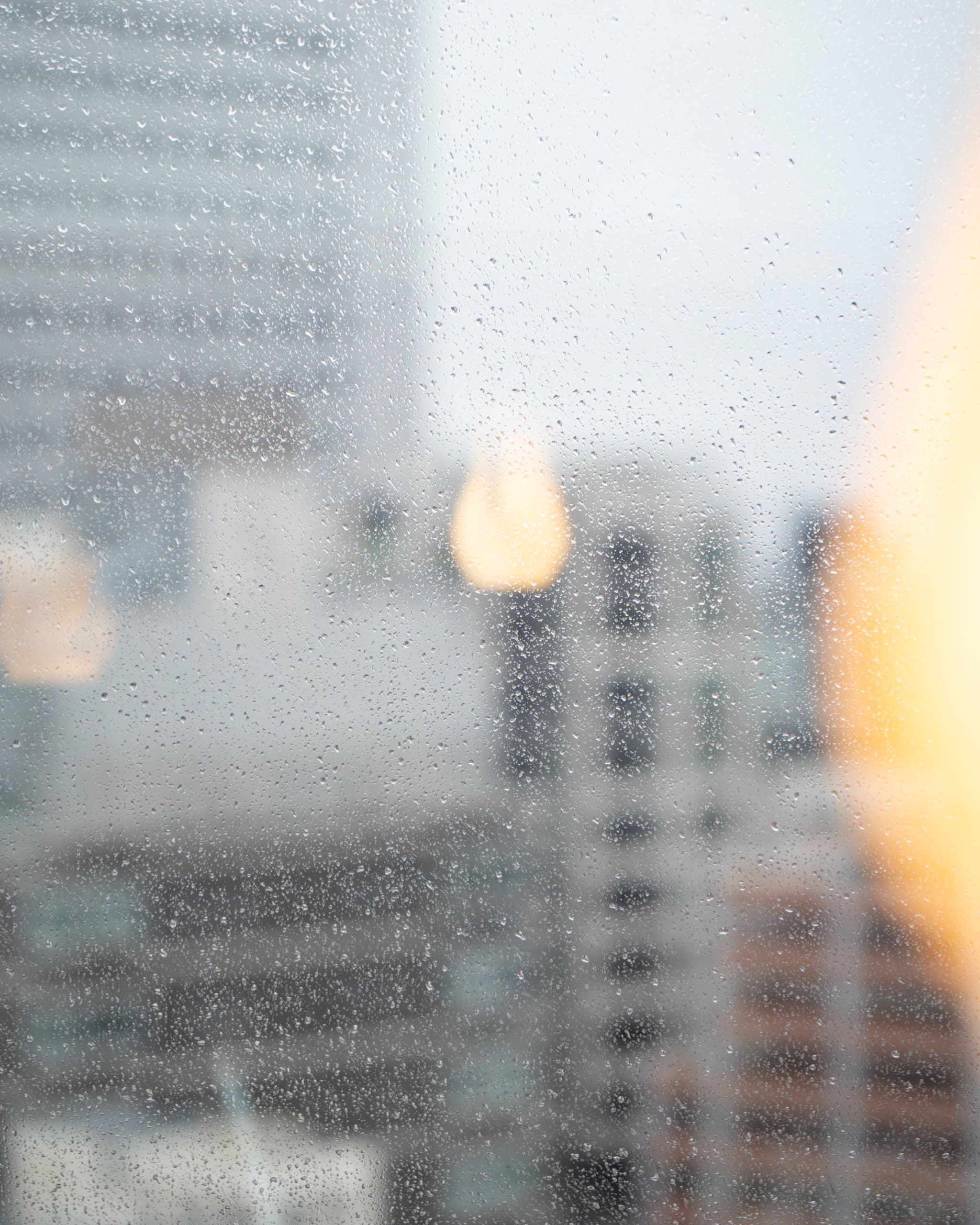 雨の日の窓辺